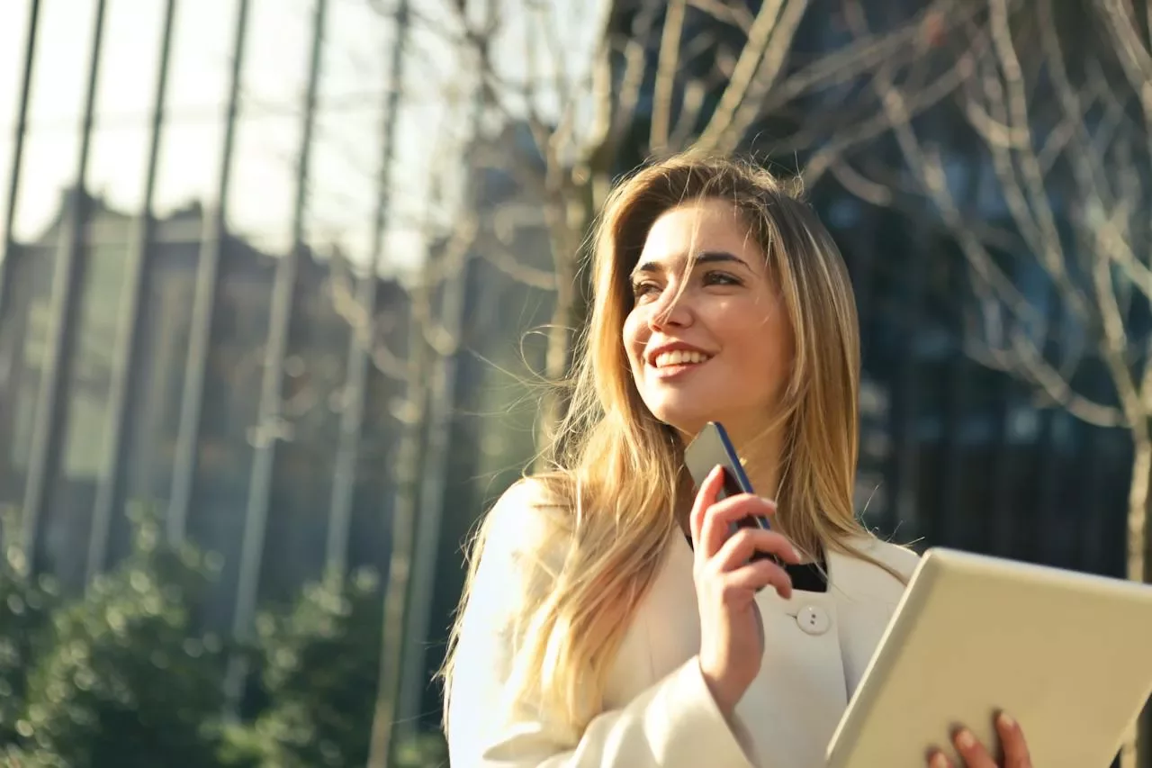 Chica con el teléfono movil vestida de forma profesional