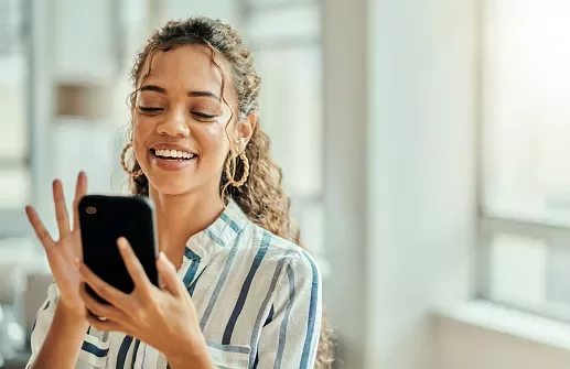chica mirando las redes sociales en su móvil