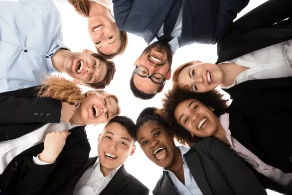 Grupo de profesionales en circulo sonrientes