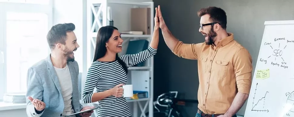 equipo de trabajo positivo y sonriente