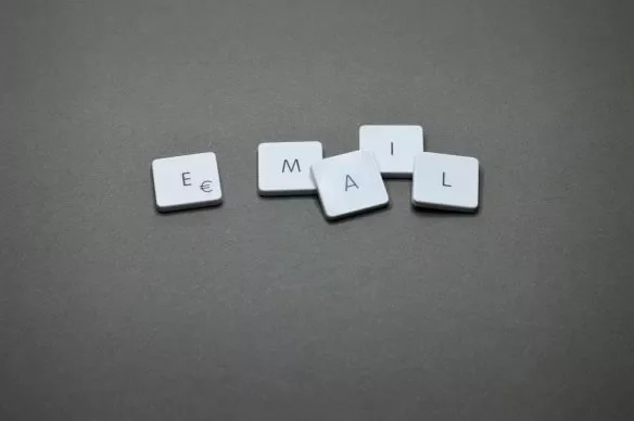 juego de letras que construyen la palabra EMAIL