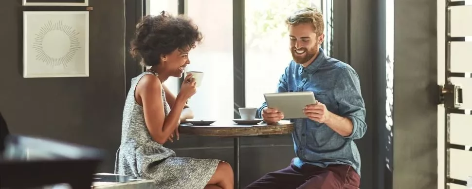 chico y chica revisando los prompts para la búsqueda de empleo y la entrevista