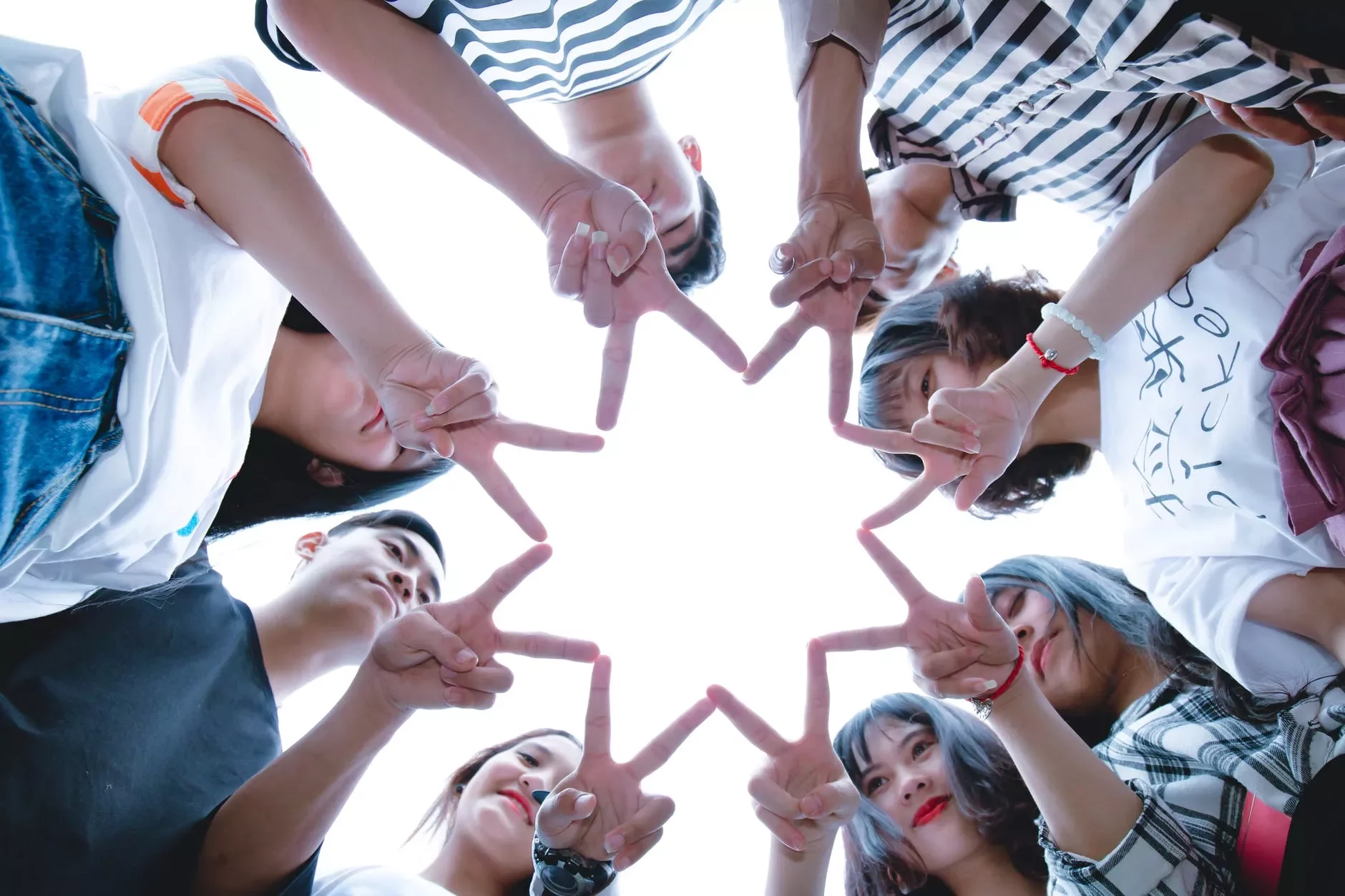 grupo de trabajo creando una estrella con los dedos de cada uno
