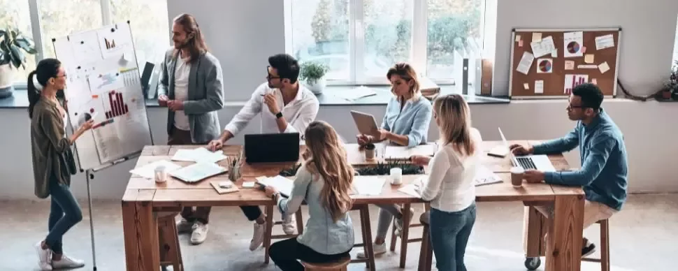 equipo de trabajo temporal trabajando en una oficina