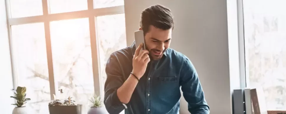 hombre hablando por teléfono recibiendo una buena noticia