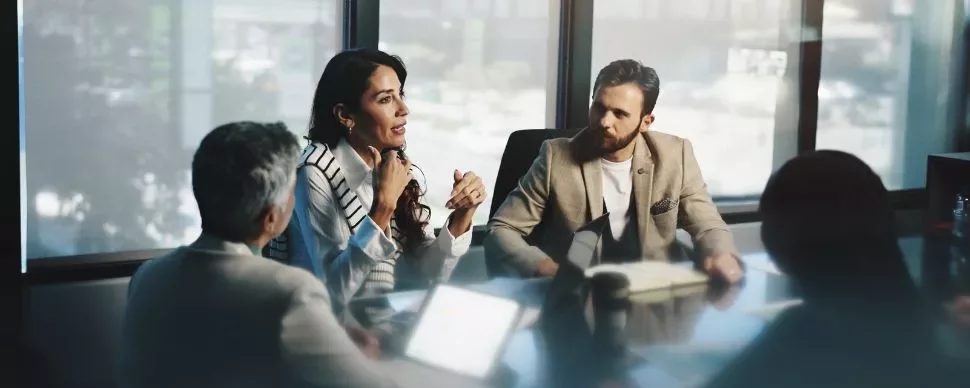 Dos profesionales reunidos en una entrevista de trabajo negociando una oferta laboral, revisando documentación y una propuesta salarial en un entorno de oficina moderno que transmite confianza, transparencia y profesionalidad. 