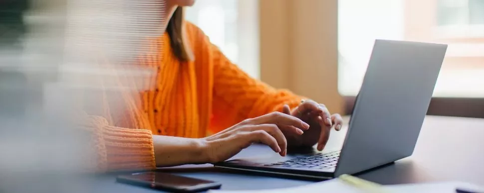 Joven profesional preparando su CV y buscando sus primeras oportunidades laborales