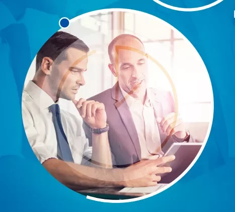 Dos personas en una oficina revisando una tablet.