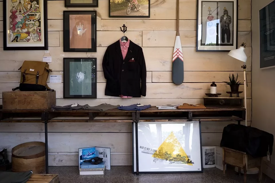 Exhibición en una tienda con ropa, arte y decoraciones.