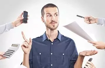 Persona rodeada de manos con objetos como teléfono, calculadora y papel.
