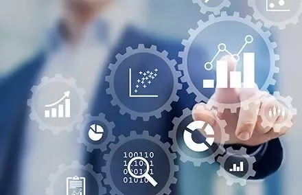 Gráficos y datos sobre engranajes con una persona señalando