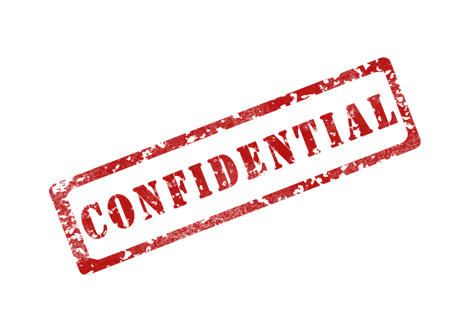 Sello rojo inclinado con la palabra CONFIDENTIAL en letras mayúsculas.