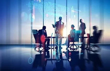Personas en una reunión con gráficos virtuales en la pantalla.
