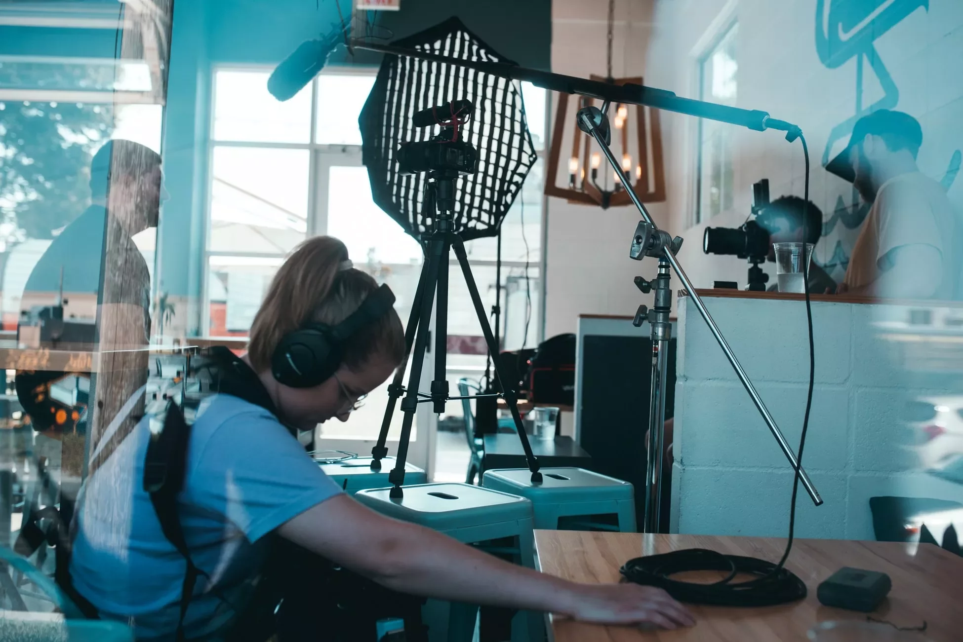 Persona con auriculares trabajando en una grabación de video en un estudio.