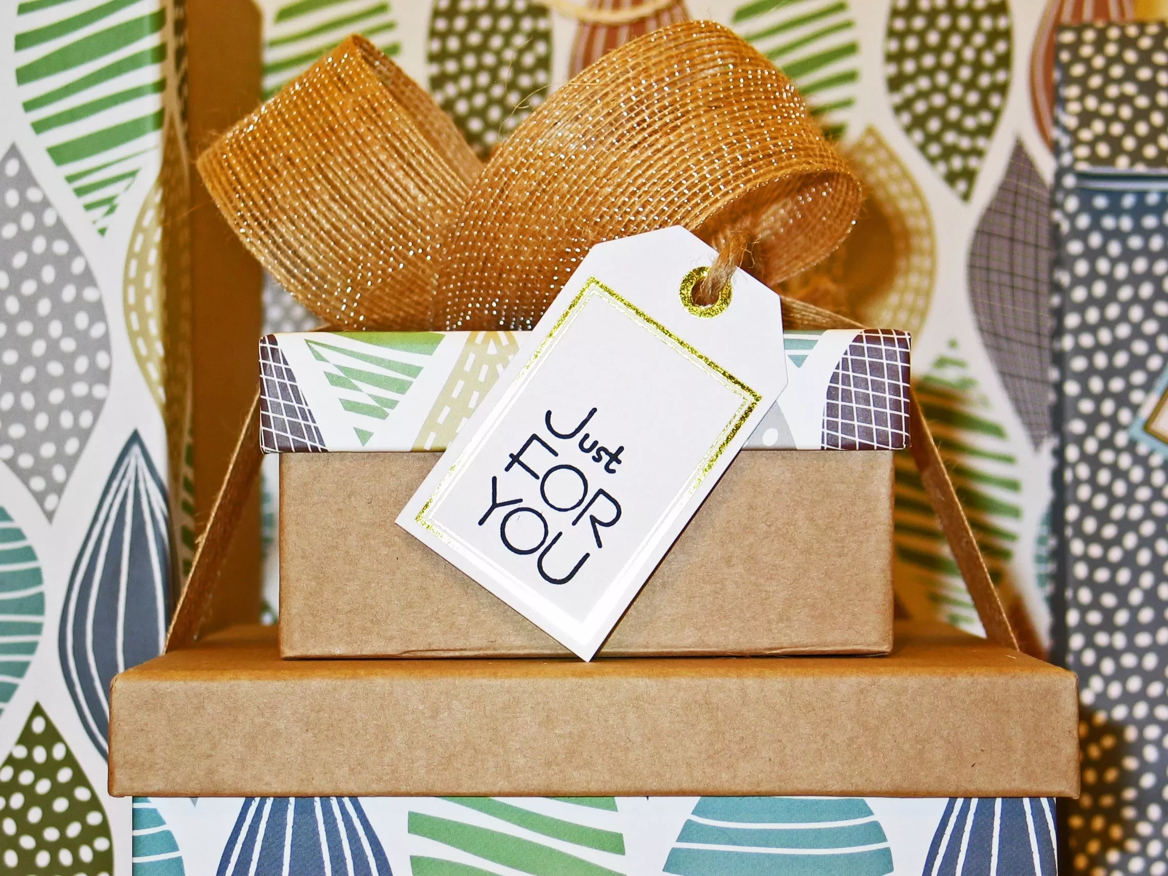 Cajas de regalo apiladas con etiqueta que dice 'Just For You'.