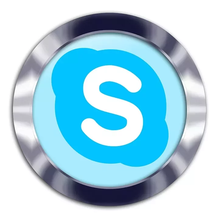 Logotipo azul con una 'S' blanca en un marco metálico.